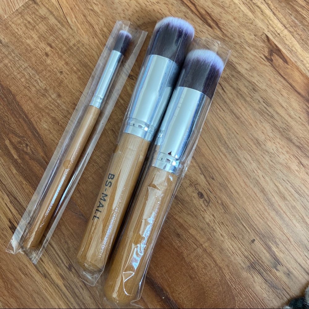 FREE BUNDLED. Never used makeup brushes